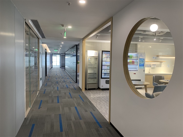 办公室装修明快感，加洲建设打造高效舒适办公新体验